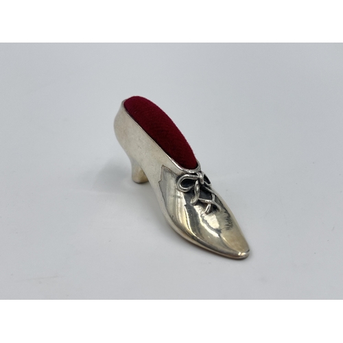 2308 - A .925 silver shoe pin cushion - approx. gross weight 17g and 5cm long