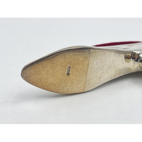 2308 - A .925 silver shoe pin cushion - approx. gross weight 17g and 5cm long