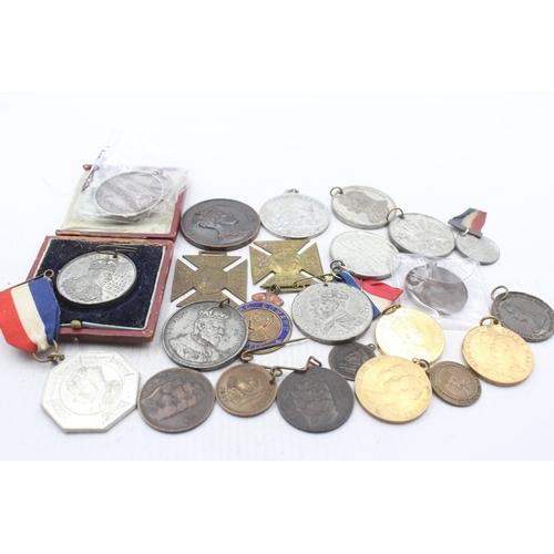 2291 - A collection of Royal medals to include Queen Victoria, Edward VIII, George V etc.