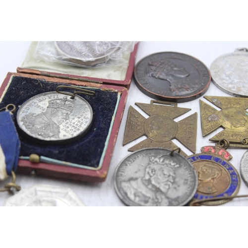 2291 - A collection of Royal medals to include Queen Victoria, Edward VIII, George V etc.