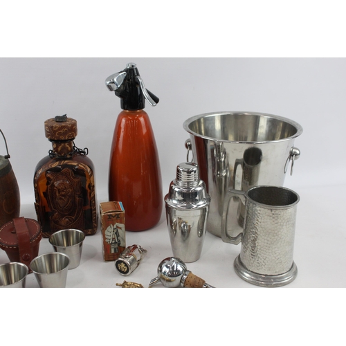 525 - A collection of breweriana to include soda syphon, ice bucket, stein etc.