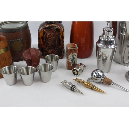 525 - A collection of breweriana to include soda syphon, ice bucket, stein etc.