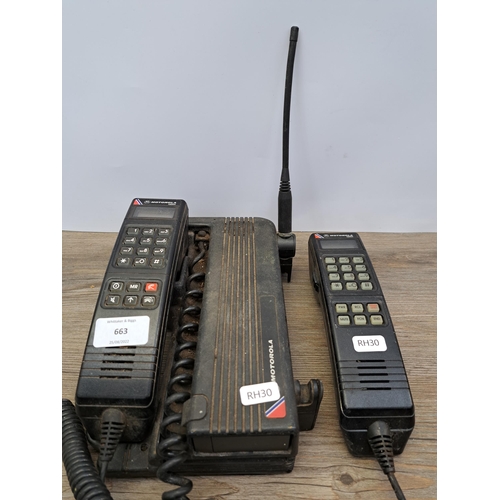 663 - A collection of vintage mobile phones to include two Motorola 4800X, Samsung D500 etc.