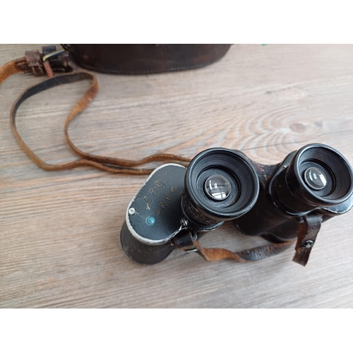 574 - A pair of German WWII military 6 x 30 binoculars marked cag »K.F.« Dienstglas No.13616 H/6400 with c... 