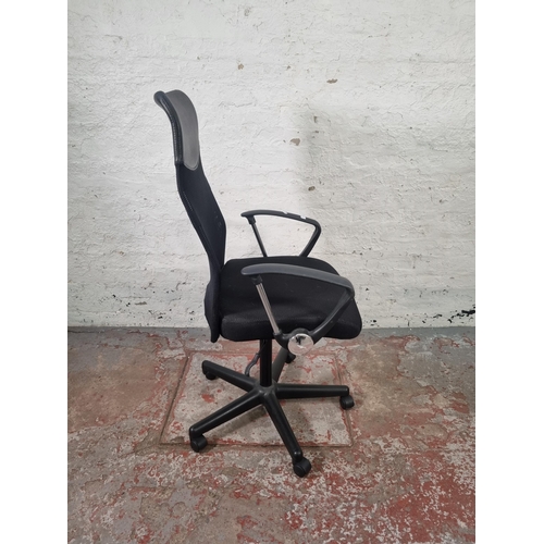 103 - A modern black plastic and mesh fabric swivel office desk chair