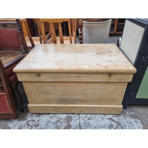 81 - A Victorian waxed pine blanket box - approx. 60cm high x 101cm wide x 65cm deep