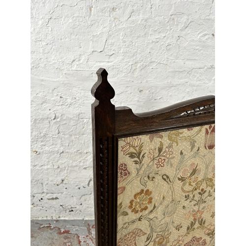 226 - An early 20th century carved oak and floral embroidered fire screen - approx. 88cm high x 64cm wide