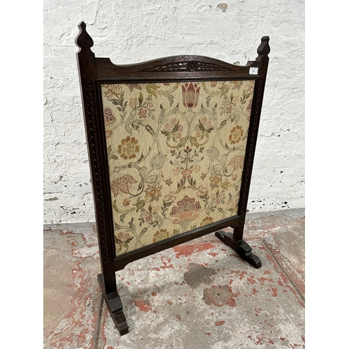 226 - An early 20th century carved oak and floral embroidered fire screen - approx. 88cm high x 64cm wide