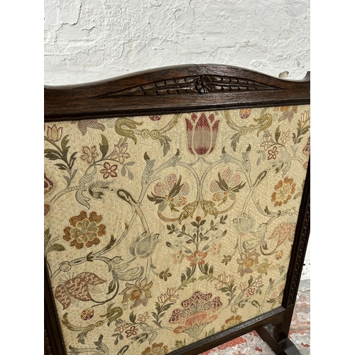 226 - An early 20th century carved oak and floral embroidered fire screen - approx. 88cm high x 64cm wide