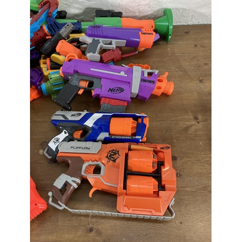 393 - A large collection of various Nerf guns