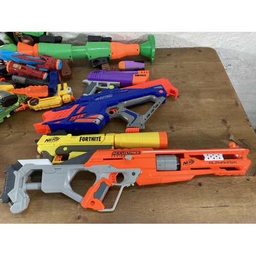 393 - A large collection of various Nerf guns