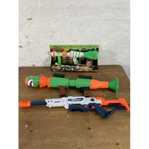 393 - A large collection of various Nerf guns