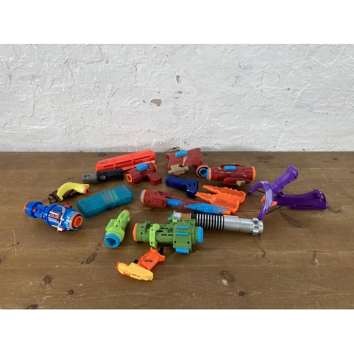 393 - A large collection of various Nerf guns