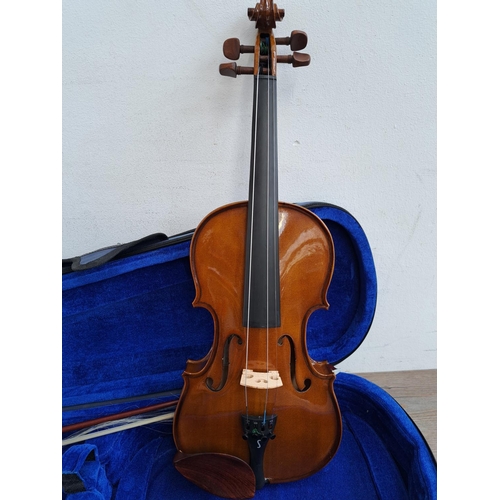 647 - A cased Stentor Student I full size violin with bow