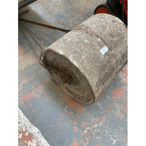 870 - An early 20th century cast iron garden roller