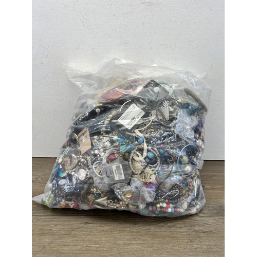 424 - Approx. 10kg of assorted costume jewellery