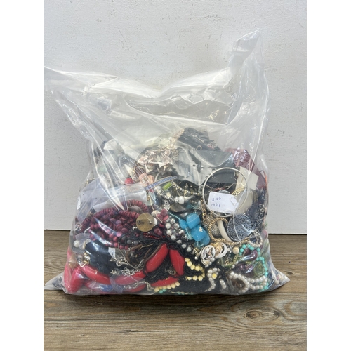 438 - Approx. 10kg of assorted costume jewellery