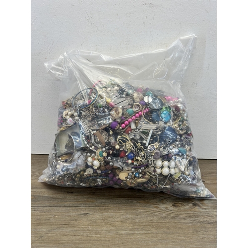 439 - Approx. 10kg of assorted costume jewellery