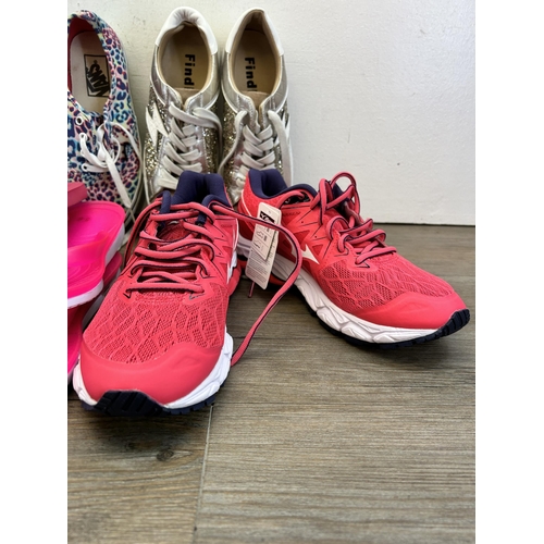 463 - A collection of footwear to include two pairs of Nike Airmax size 5 trainers, pair of Mizuno Wave Ul... 