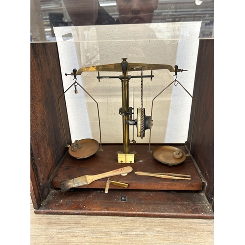 484 - A set of W & T Avery Ltd. Birmingham brass weighing scales in mahogany case - approx. 39cm high x 35... 