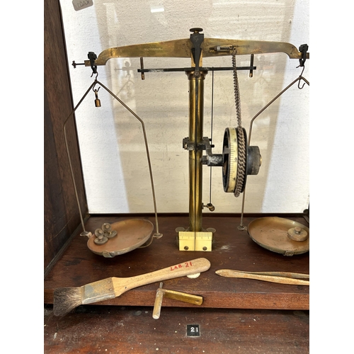 484 - A set of W & T Avery Ltd. Birmingham brass weighing scales in mahogany case - approx. 39cm high x 35... 