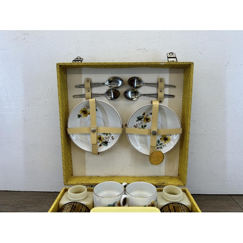 518 - A mid 20th century Brexton picnic set