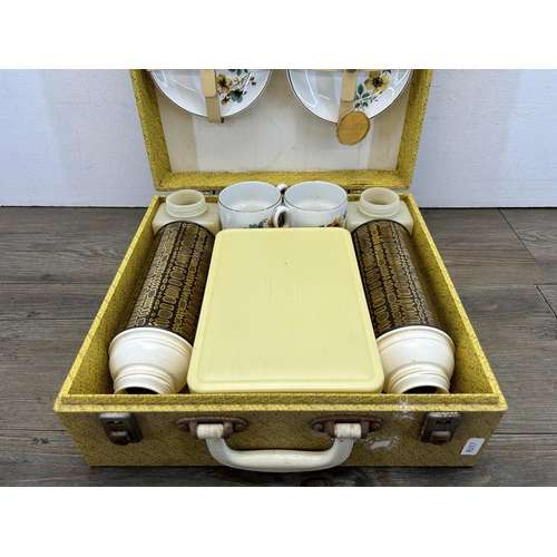 518 - A mid 20th century Brexton picnic set