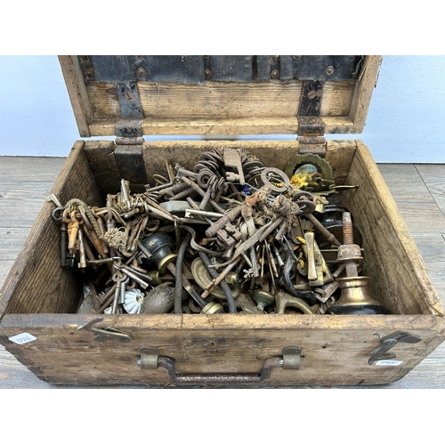 519 - A 19th century pine toolbox containing a large collection of keys and door furniture