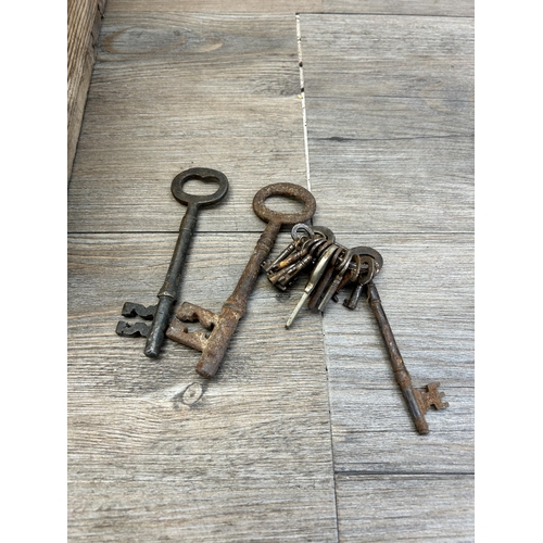 519 - A 19th century pine toolbox containing a large collection of keys and door furniture