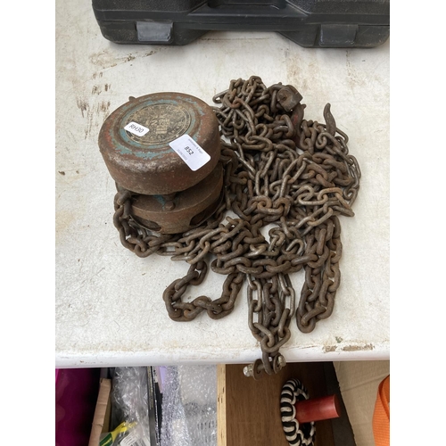 852 - A vintage HS type half tonne chain block and tackle set