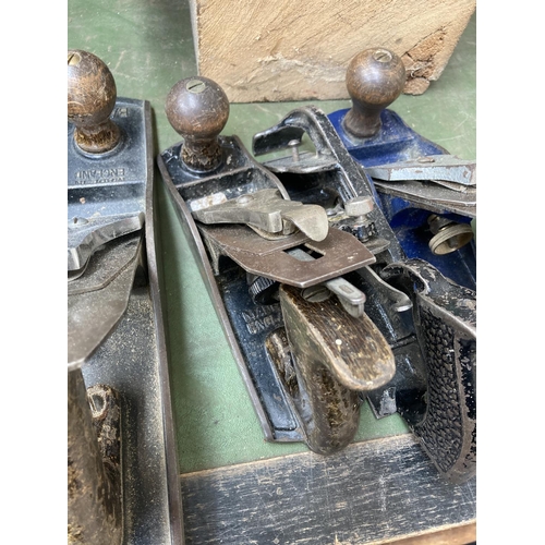 857 - Six vintage wood planes and attachments, one Stanley Bailey no.5½, one Stanley Bailey no.4, one Stan... 