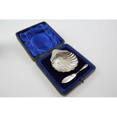 2253 - An Edwardian Atkin Brothers hallmarked sterling silver shell shaped scallop dish and fish knife set,... 