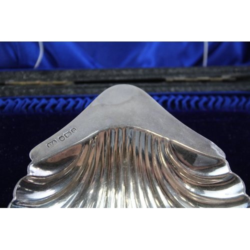 2253 - An Edwardian Atkin Brothers hallmarked sterling silver shell shaped scallop dish and fish knife set,... 