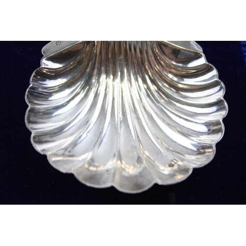 2253 - An Edwardian Atkin Brothers hallmarked sterling silver shell shaped scallop dish and fish knife set,... 