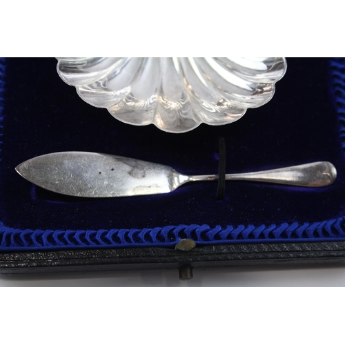 2253 - An Edwardian Atkin Brothers hallmarked sterling silver shell shaped scallop dish and fish knife set,... 