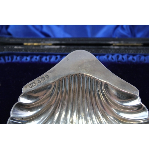 2254 - An Edwardian Atkin Brothers hallmarked sterling silver shell shaped scallop dish and fish knife set,... 