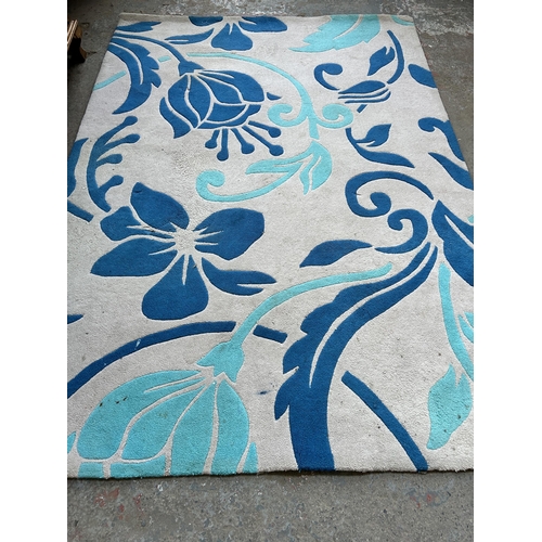 171 - A modern blue floral pattern rug - approx. 217cm x 157cm