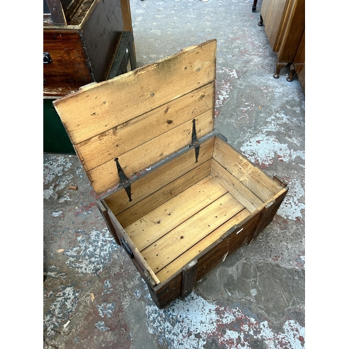 25 - A late 19th/early 20th century pine and metal banded shipping crate - approx. 42cm high x 76cm wide ... 