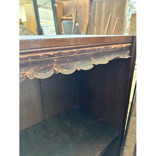 62 - An early 20th century mahogany corner bookcase