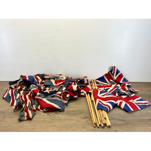 556 - A quantity of vintage Union Flag bunting