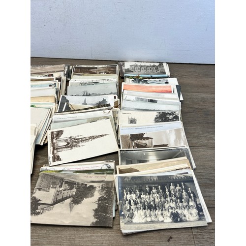 559 - A collection of vintage postcards