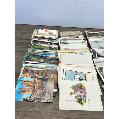 559 - A collection of vintage postcards