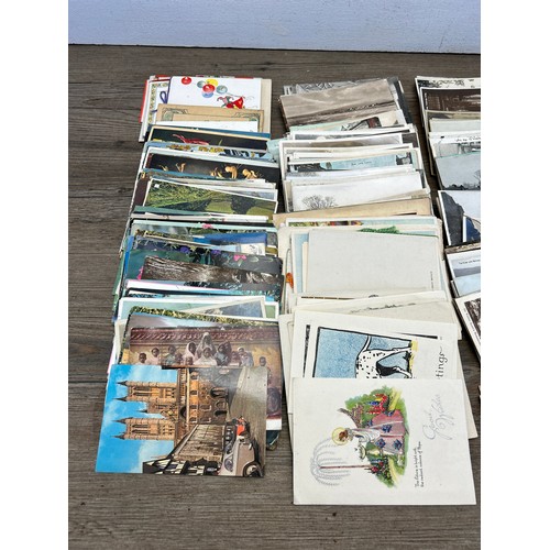 559 - A collection of vintage postcards