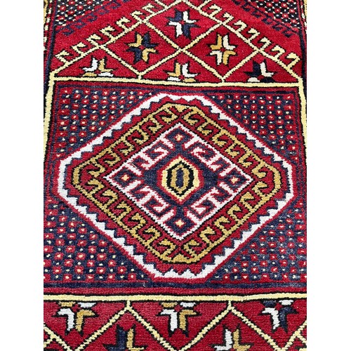 107 - A mid 20th century hand knotted rug - approx. 130cm x 86cm