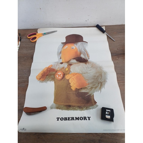 773 - A collection of vintage gift wrap/posters to include The Wombles etc.