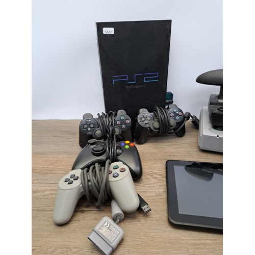 804 - A collection of items to include Sony PlayStation console, Sony PlayStation 2, SpeedLink Black Widow... 