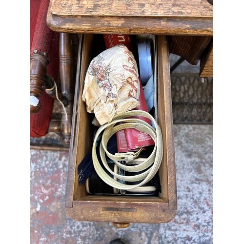 124 - An early 20th century Singer treadle sewing machine with cast iron and oak table - serial no. F88384... 