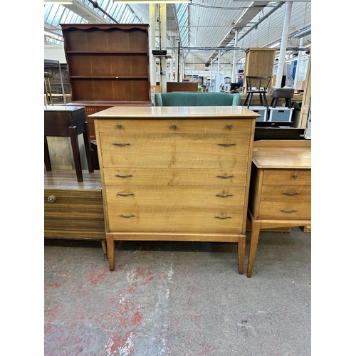 136 - A mid 20th century Alfred Cox walnut two piece bedroom suite comprising chest of drawers - approx. 9... 