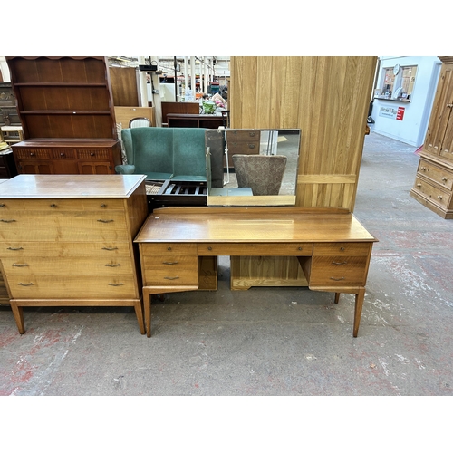 136 - A mid 20th century Alfred Cox walnut two piece bedroom suite comprising chest of drawers - approx. 9... 