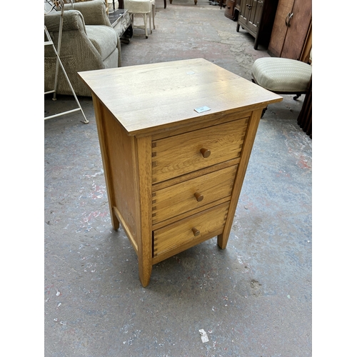 177 - A Willis & Gambier oak bedside chest of drawers - approx. 64cm high x 43cm wide x 38cm deep